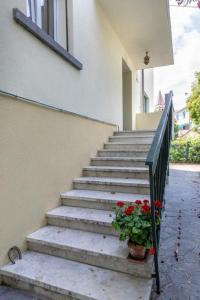 un escalier avec une plante en pot à côté d'un bâtiment dans l'établissement New Opening House 7 Lido Venice Near Ferry And Beach, sur le Lido de Venise