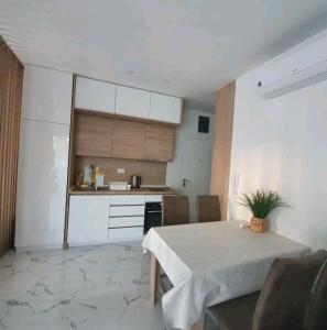 uma sala de jantar com uma mesa e uma cozinha em Sirius apartaments em Rafailovici