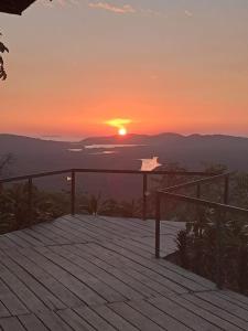 einen Sonnenuntergang von einer Terrasse mit Meerblick in der Unterkunft Finca La Puesta del Sol - Miramar de Sierpe in Sierpe