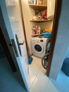 eine Waschküche mit Waschmaschine in einem Zimmer in der Unterkunft Apartamento T3 Amorosa in Viana do Castelo