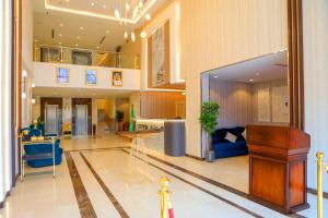 - un hall avec un canapé et une table dans un bâtiment dans l'établissement Oriens Hotel, à Taif