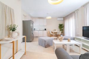 sala de estar con sofá y cocina en Nefeli Fresh guesthouses by Del Mare en Prinos