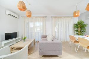 sala de estar con sofá y mesa en Nefeli Fresh guesthouses by Del Mare en Prinos