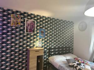 ein Schlafzimmer mit einem Bett und einer Tapetenwand in der Unterkunft FEEL - Vivid Apartment in Bergamo