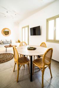 comedor con mesa y sillas en Acria Villas en Pyrgos