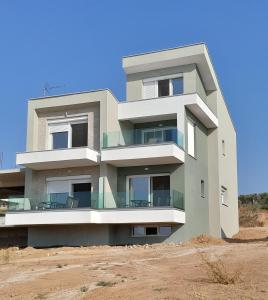 a building in the middle of the desert at STO LOFO Apartments Kalyvia-Limenaria Thassos in Limenaria