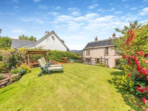 a yard with a bench and a house at Pennine View in Long Marton