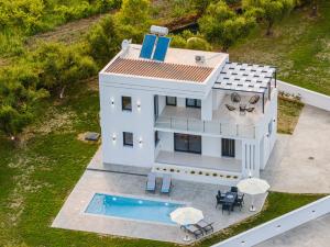 Πισίνα στο ή κοντά στο Zenith White Elegant Villa 2 +30 φωτογραφίες