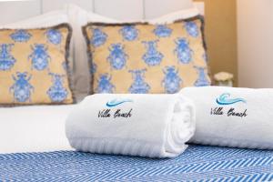 duas toalhas sentadas em cima de uma cama em Villa Beach em Nazaré