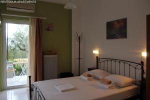 A bed or beds in a room at Rentoulia Apartments