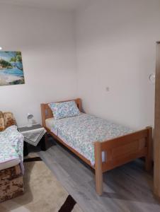 een kleine slaapkamer met een bed en een tafel bij Sejmen in Sarajevo