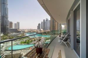 einen Balkon mit Stadtblick in der Unterkunft Spectacular Views of Burj & Fountain - 2 BR in Dubai