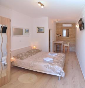 Un dormitorio con una cama y una mesa. en Rooms Palma, en Split