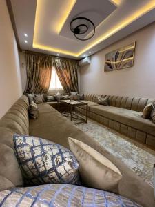- un grand salon avec un canapé et une table dans l'établissement Appartement de luxe, à Tanger