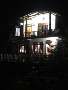 Una casa de noche con las luces encendidas en Villa25 Homestay free pick up from the center, en Kandy