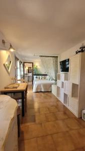 ein Schlafzimmer mit einem Bett und einem Tisch in einem Zimmer in der Unterkunft Presolana Suite in Love casa vacanza in Castione della Presolana