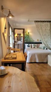 1 dormitorio con 2 camas, mesa y sidx sidx sidx de mesa en Presolana Suite in Love casa vacanza, en Castione della Presolana
