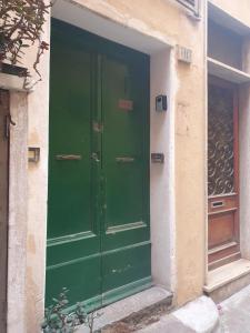 una puerta verde al lado de un edificio en LA CASA DI MINA, en Vernazza