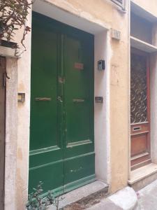 a green door on the side of a building at LA CASA DI MINA in Vernazza