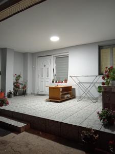 een witte kamer met een bureau en een deur bij Apartman LJILJANA BELA CRKVA in Bela Crkva