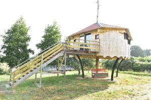 Herní místnost nebo prostor pro děti v ubytování Yourte Roulotte et Gite de la Laïta