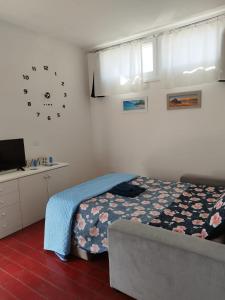 Postel nebo postele na pokoji v ubytování Nuovo bilocale a 100 mt dal mare + 24 fotografií