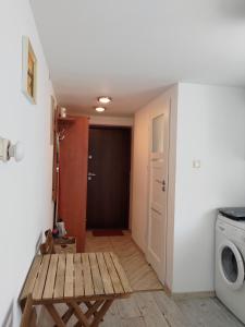 a laundry room with a table and a washing machine at Wiejskie mieszkanie in Maszewo