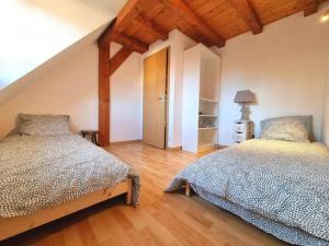 1 dormitorio con 2 camas y un ático en LE SCHMOUTZ: Charmant duplex entre Colmar et Mulhouse (1-4 pers), en Ensisheim