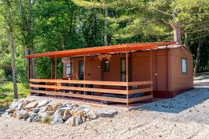 a small cabin in the middle of a forest at Mobilný domček na brehu Liptovskej Mary in Hliník +29 photos