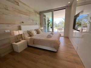 ein Schlafzimmer mit einem Bett und einem großen Fenster in der Unterkunft 3-bed room appartement at Las Colinas Golf & Country Club in Orihuela