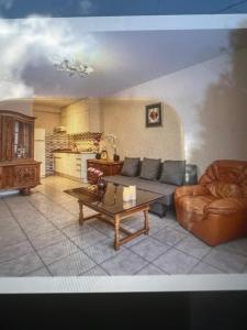 ein Wohnzimmer mit einem Sofa und einem Couchtisch in der Unterkunft Appartements Brussels in Brüssel