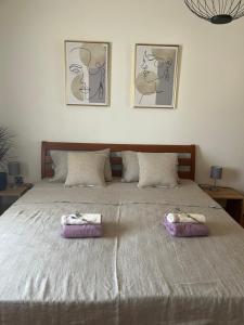 - un lit avec 2 oreillers violets dans l'établissement Apartman Sea story Mali Lošinj, à Mali Lošinj