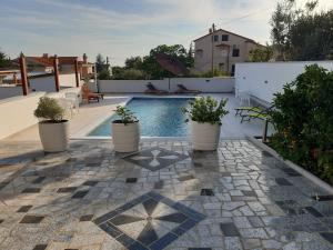 Swimmingpoolen hos eller tæt på Apartments Ivana with the pool