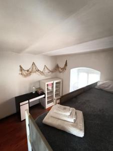 Schlafzimmer mit einem Bett und einem Schreibtisch mit einem Spiegel in der Unterkunft Dai Pescatori Nervi in Genua
