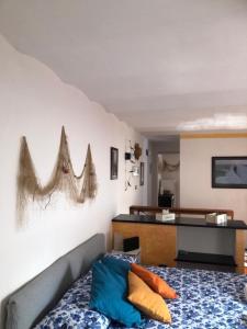 ein Schlafzimmer mit einem Bett und einem Schreibtisch in einem Zimmer in der Unterkunft Dai Pescatori Nervi in Genua