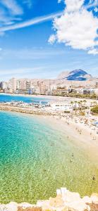 Plaża z grupą ludzi w wodzie w obiekcie Apartamento “La Guapa” Benidorm! w mieście Benidorm