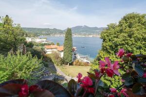 a view of a body of water with a house at Villa Magnolie, accesso a lago in San Felice del Benaco