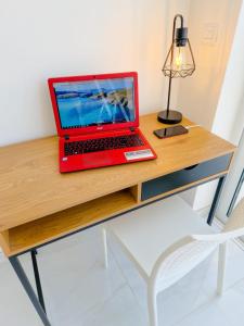 Μια τηλεόραση ή/και κέντρο ψυχαγωγίας στο Sea View New Penthouse Terrace & Garage Parking