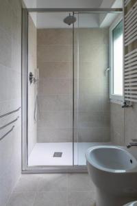 La salle de bains est pourvue d'une douche, de toilettes et d'un lavabo. dans l'établissement House Lovely Lido Venice Beach, sur le Lido de Venise