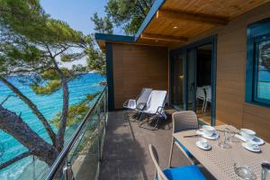 a patio with a table and chairs on a balcony at Villaggio Smeraldo in Moneglia
