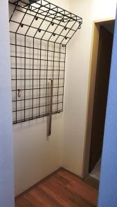 una puerta con una rejilla metálica en la pared en Apartment Kliniken, en Tübingen