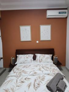 1 dormitorio con 1 cama con edredón blanco en Dakar Dreams Spinelle en Dakar