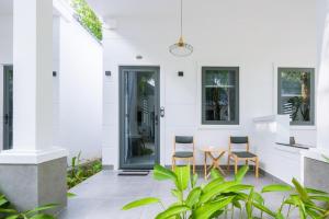 Casa con patio con mesa y sillas en NatalieLe's Homestay, en Phu Quoc