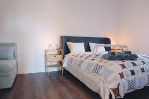 a bedroom with a bed and a couch at Lakeside Traunsee Apartment in Altmünster