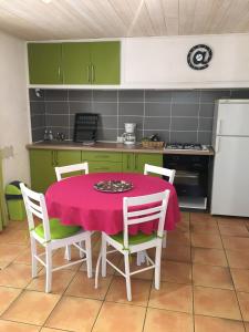 Kuchyň nebo kuchyňský kout v ubytování Gites de la Massane