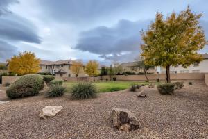 un jardín con rocas y árboles y un edificio en The Winner’s Retreat en Las Vegas