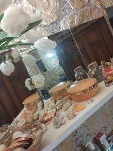 ein Tisch mit einigen Muscheln und einem Spiegel in der Unterkunft Menton.Studio in Menton + 9 Fotos