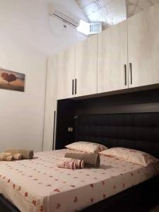 een slaapkamer met een groot bed en witte kasten bij Ampia dimora con volte e cortile in Giurdignano