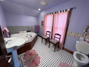 een badkamer met een bad, een wastafel en een toilet bij Gwen's Place - Private 2nd Floor 