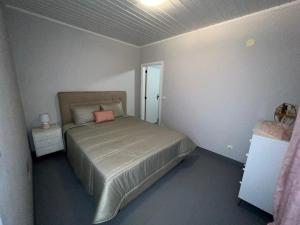 Dormitorio con cama con almohada rosa en Mirateca House en Madalena